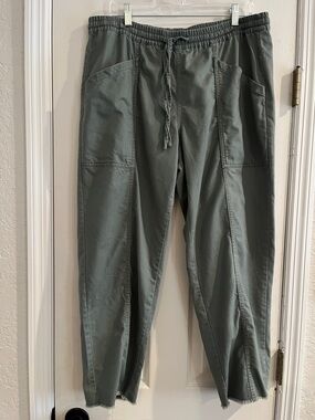 Universal Thread Women’s Olive Green Cropped Drawstring Pants